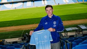 Manchester City resmi memperkuat lini tengahnya dengan mendatangkan gelandang timnas Inggris Elliot Anderson dari Nottingham Forest pada bursa transfer musim panas 2026. Pemain berusia 23 tahun itu menandatangani kontrak berdurasi lima tahun bersama 