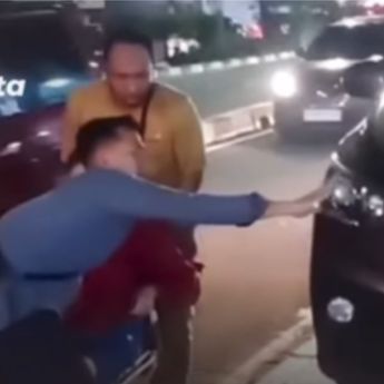 Viral Trotoar di Depok Jadi Parkir Mobil, Lansia Disabilitas Terpaksa Lewat Jalan Raya