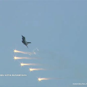 Jet Tempur F-16 Mengudara di Langit IKN saat HUT RI ke-79