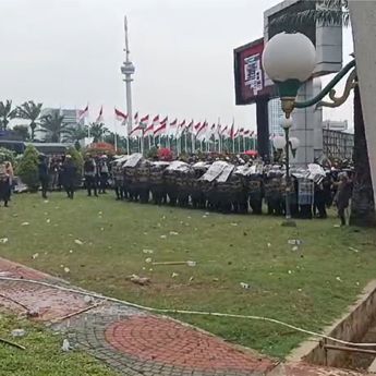 Polisi Halau Ribuan Mahasiswa Tolak RUU Pilkada yang Jebol Pintu Gerbang DPR RI