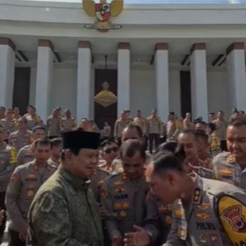 Reaksi Anggota Polri saat Ketemu Prabowo di IKN