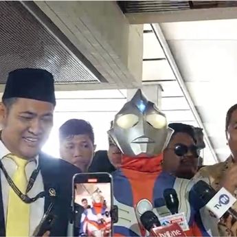 Ternyata Ini Alasan Jamaludin Malik Pakai Baju Ultraman saat Pelantikan Anggota DPR