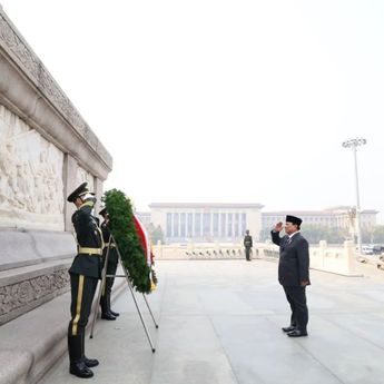 Potret Prabowo Letakkan Bunga di Monumen Pahlawan Rakyat Tiananmen