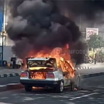 VIDEO: Mobil Tua Kebakaran di Jalan Margonda Hingga Menyebabkan Kemacetan