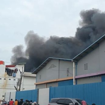 8 Unit Damkar Diturunkan Atas Kebakaran Gudang Mainan di Tangerang