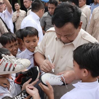 Momen Prabowo Tanda Tangani Sepatu Futsal Anak Sekolah di Bogor