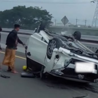 Viral Mobil Calya Terbalik di Tol MBZ KM 38 Jakarta Arah Bandung