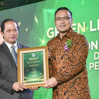 Dirut Pertamina Simon Aloysius Mantiri Raih Green Leadership Utama dari KLH