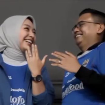Maulana Akbar Anak Dedi Mulyadi Lamar Putri Kapolda Metro di Stadion GBLA