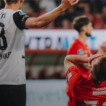 Mees Hilgers Main Buruk, FC Twente Dipermalukan Az Alkmaar