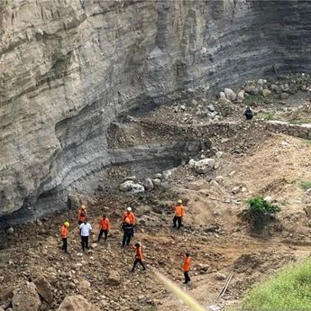 Longsor Galian C Ilegal di Argasunya Cirebon, 2 Penambang Tertimbun