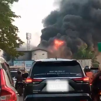 Kebakaran Toko Ban di Bekasi Makin Membesar, Hampir 4 Jam Belum Padam dan Bikin Macet Parah 