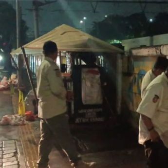 Satpol PP Tangkap Wanita Tengah Konsumsi Miras di Tembok Jatinegara