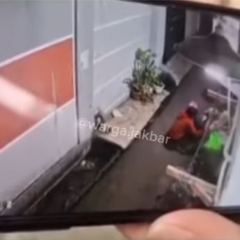 Terekam CCTV! Wanita di Jakarta Barat Dipukuli Mantan Suami Pakai Balok Kayu