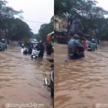 Jalan Jatake Tangerang Banjir, Puluhan Motor Mogok