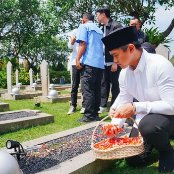 Kaesang Pangarep Ziarah ke Makam BJ Habibie dan Tokoh Bangsa Lainnya