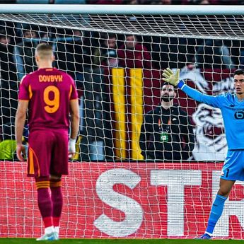 Detik-detik Kiper Lille Berke Ozer Kubur Kemenangan AS Roma Usai Gagalkan 3 Penalti