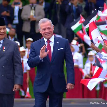 Raja Abdullah II Disambut Meriah saat Tiba di Istana Merdeka