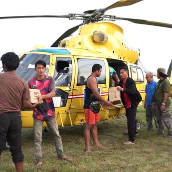 Helikopter BNPB Mendarat di Tepi Sungai Demi Antar Bantuan Warga Terisolasi