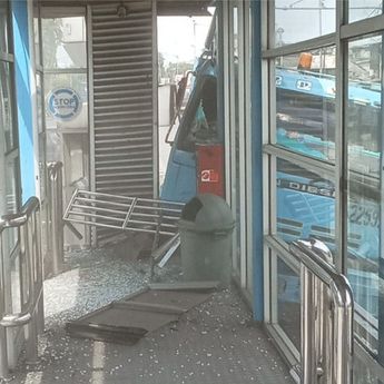Halte TransJakarta Priok Hancur Ditabrak Truk, 3 Rute Dialihkan