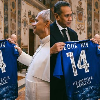 Presiden Como 1907 Ketemu Paus Leo XIV di Vatikan, Kasih Jersey Full Tanda Tangan Pemain