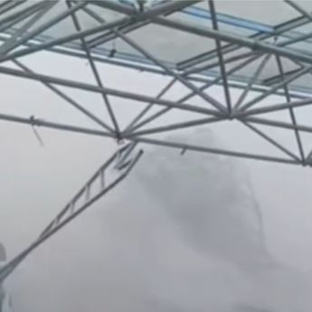 Viral Hujan Angin Porak Poranda Atap Stadion Pakansari Bogor