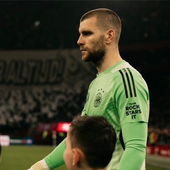 Maarten Paes Bertekad Jadi Kiper Utama Ajax Amsterdam