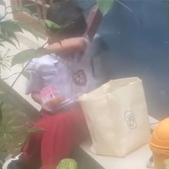 Viral Air Mata Bocah SD saat Bawa Pulang MBG untuk Makan Keluarganya