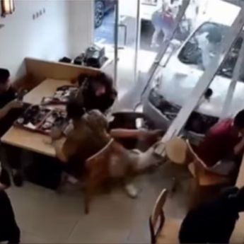 Viral Mobil Tabrak Restoran Jepang di Gading Serpong
