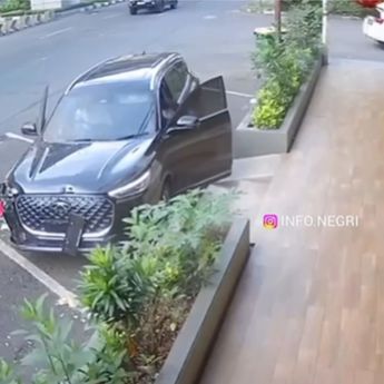 Mobil Chery Tabrak Kakek Pedagang Mie Ayam di Kelapa Gading