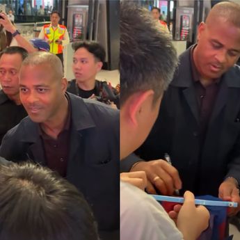 Patrick Kluivert Kembali ke Indonesia dan Langsung Disambut Meriah di Bandara