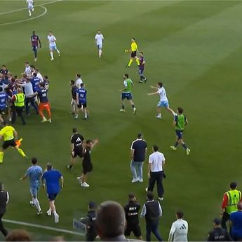 Kiper Zaragoza Pukul Wajah Kapten Huesca Hingga Terkapar