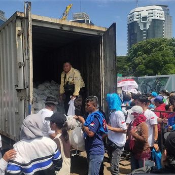 Ribuan Buruh Antre Sembako Gratis dari Presiden Prabowo di Monas