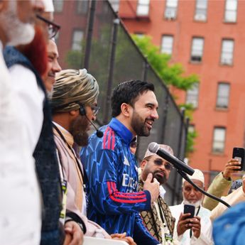 Viral Walikota New York Zohran Mamdani Sholat Idul Adha Pakai Jersey Arsenal
