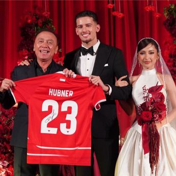 Hadir Dinikahan Justin Hubner dan Jennifer Coppen, Iwan Bule Dapat Hadiah Jersey