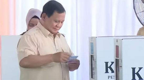 Momen Prabowo Nyoblos di TPS 08 Bojong Koneng Bogor