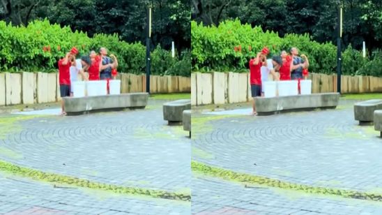 Viral Suporter Timnas Indonesia Lakukan Ritual Mandi Kembang di GBK