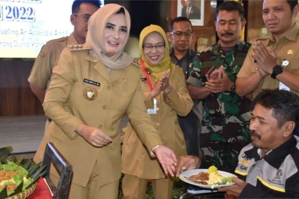 Bupati Pekalongan Fadia Arafiq jadi sorotan warganet