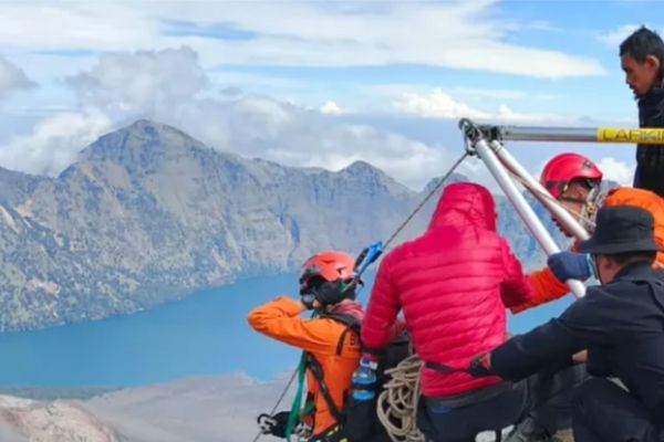 Evakuasi Pendaki Brasil yang Jatuh ke Jurang Gunung Rinjani