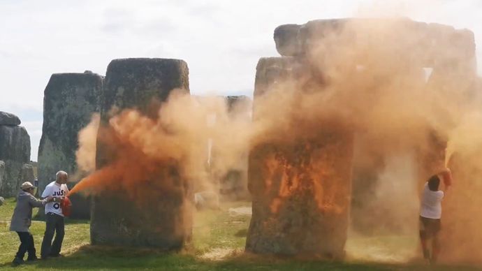 2 Aktivis Lingkungan Ditangkap Polisi Usai Mencoret Stonehenge