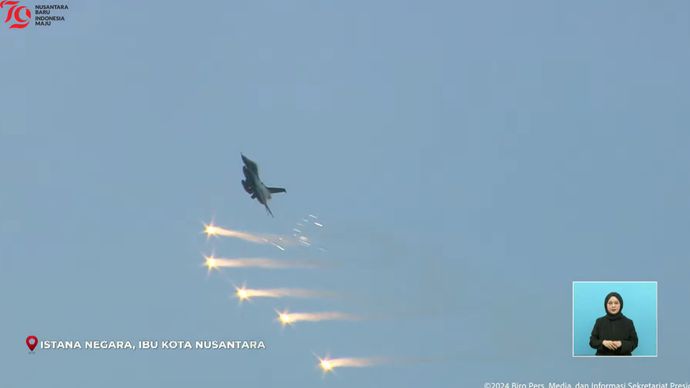 Jet Tempur F-16 TNI AU Mengudara di Langit IKN saat Momen HUT RI ke-79