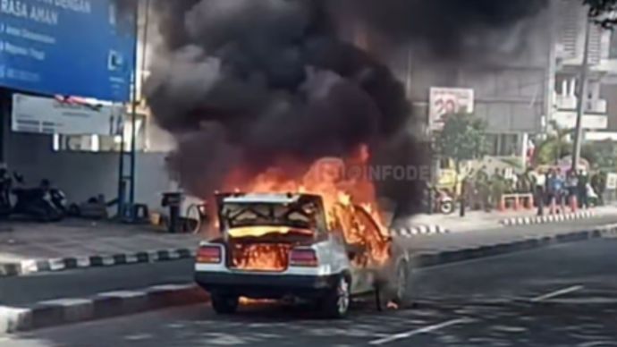 Viral Mobil Tua Kebakaran di Jalan Margonda Hingga Menyebabkan Kemacetan