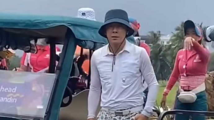 Shin Tae-yong Bermain Golf