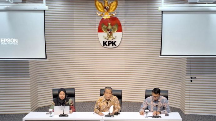 Deputi Pencegahan dan Monitoring KPK Pahala Nainggolan (tengah) berikan penjelasan soal LHKPN Kabinet Merah Putih di Gedung Merah Putiih KPK, Jakarta, Selasa (21/1/2025). 