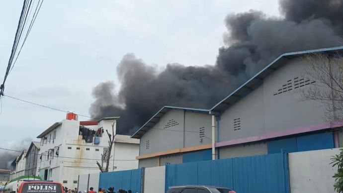 8 Unit Damkar Diturunkan Atas Kebakaran Gudang Mainan di Tangerang