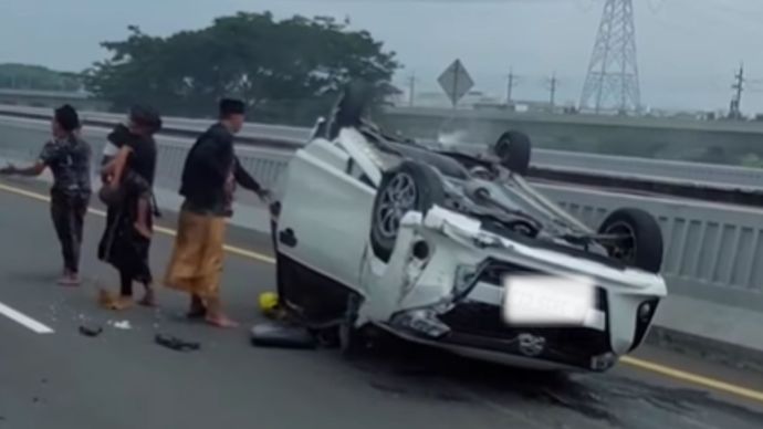 Viral Mobil Calya Terbalik di Tol MBZ KM 38 Jakarta Arah Bandung