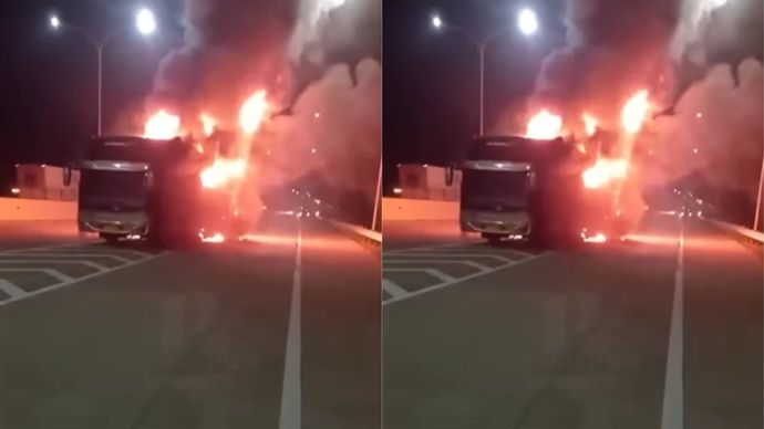 Viral Bus Terbakar Hebat di Tol Batang KM 404