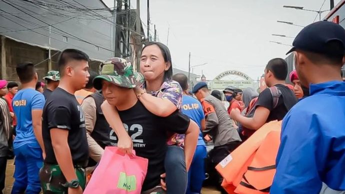 TNI AD Bangun Dapur Darurat Bagi Korban Banjir di Bekasi