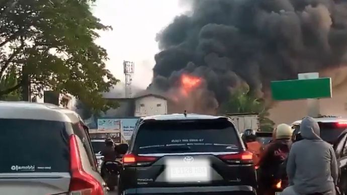 Kebakaran Toko Ban di Bekasi Kian Membesar, Macet Parah Tak Terelakkan