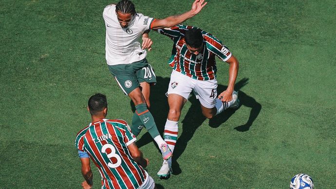 Penyerang Chelsea, Joao Pedro Dihadang bek Fluminense